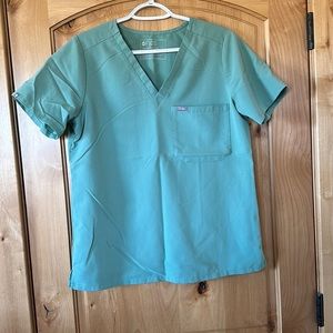 FIGS Women’s scrub set